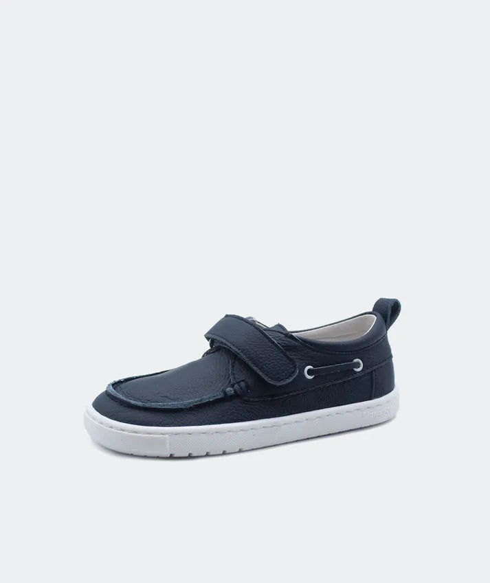 Blanditos by Crio’s Cerimónia Náutico Navy – Sapato barefoot para cerimónia em couro azul-marinho, com sola fina e fecho em velcro para ajuste fácil.
