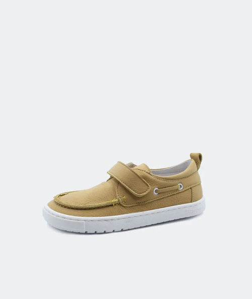 Blanditos by Crio’s Cerimónia Náutico Ocre – Sapato barefoot para cerimónia em couro ocre, com design clássico, sola fina e fecho em velcro.





