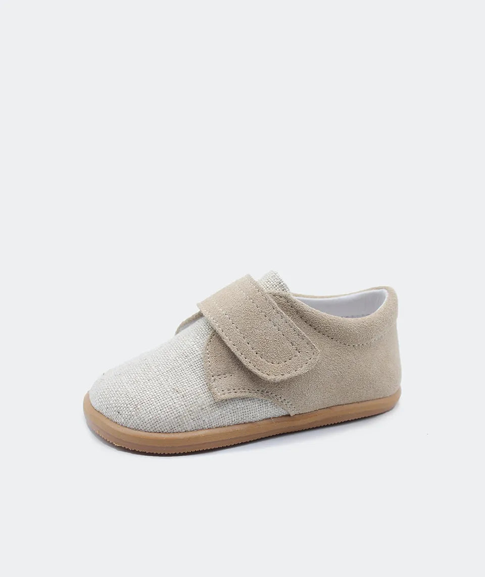Blanditos by Crio's Clássico de cerimónia na cor Parma Arena. Sapato em bege claro, com sola castanha e fecho em velcro. Design barefoot com formato ergonómico para conforto e desenvolvimento saudável dos pés.