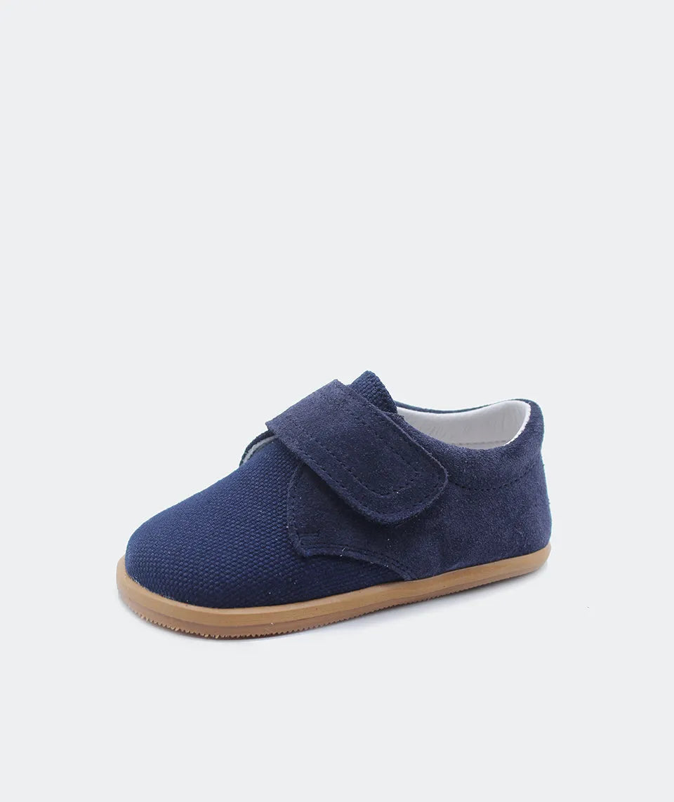 Blanditos by Crio's Clássico de cerimónia na cor Parma Marino. Sapato azul escuro com sola castanha e fecho em velcro. Design barefoot com sola fina e flexível para conforto e liberdade de movimentos.