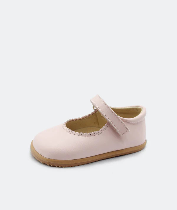 Mercedita Blanditos Chloe Baby em pele natural rosa claro, com fecho em Velcro e detalhes rendilhados ao longo das bordas. Sola flexível e antiderrapante para sensação de barefoot.