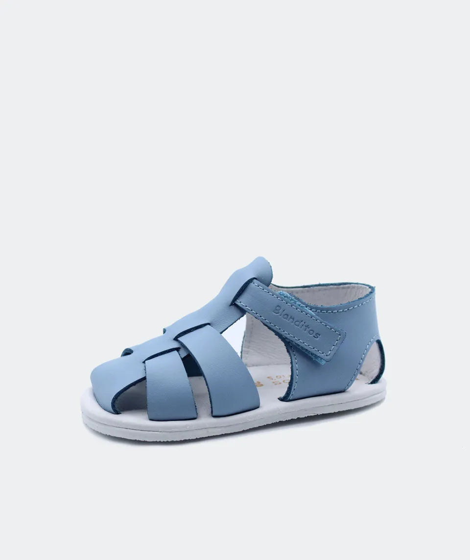 Sandália Blanditos by Crio’s em azul (modelo Cielo Azafata), com design aberto, velcro ajustável e sola fina para maior conforto e liberdade de movimentos.