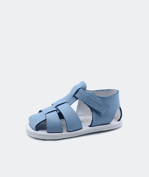 Sandália Blanditos by Crio’s em azul (modelo Cielo Azafata), com design aberto, velcro ajustável e sola fina para maior conforto e liberdade de movimentos.