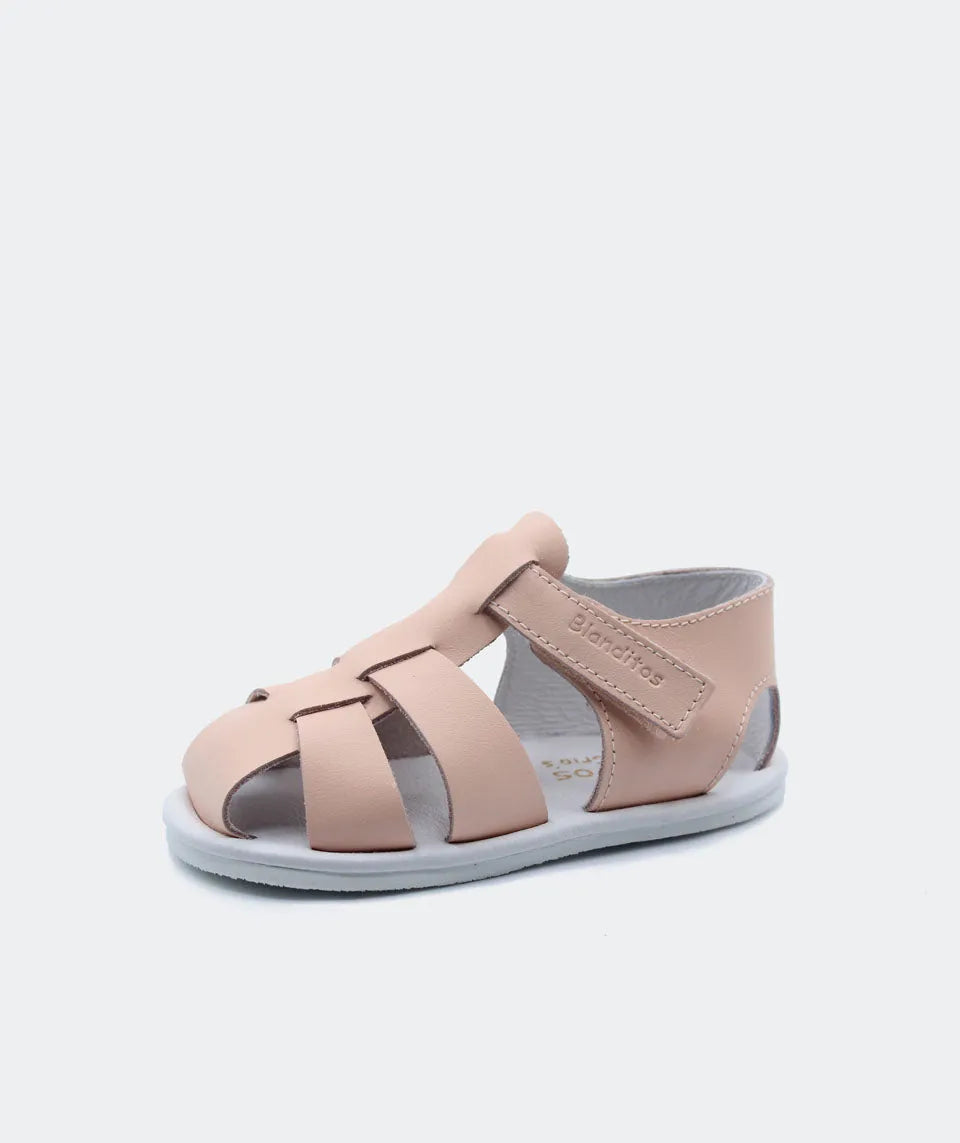 Sandália Blanditos by Crio’s em rosa claro (modelo Cielo Baby), com estrutura aberta, fecho em velcro e sola fina para permitir o movimento natural dos pés.