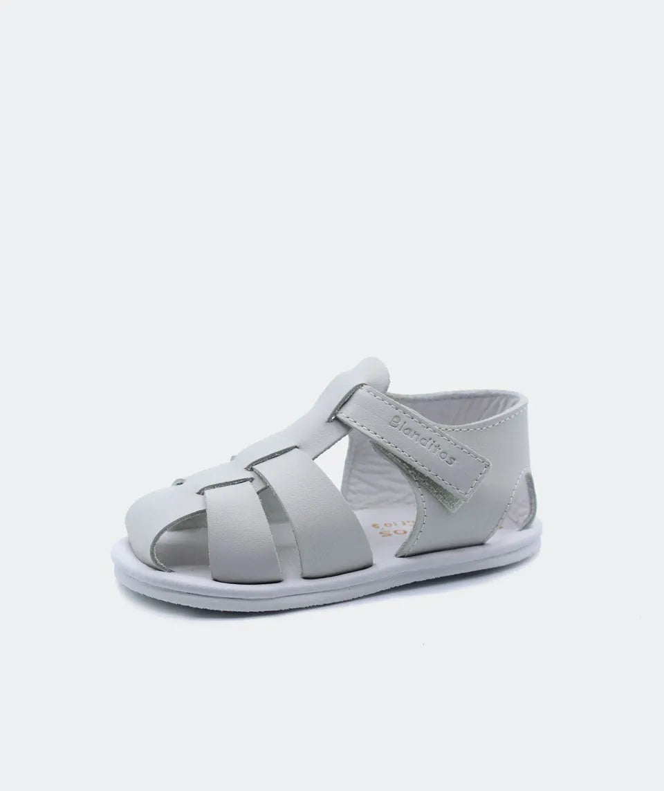 Sandália Blanditos by Crio’s em cinza (modelo Cielo Gris), com fecho em velcro, design aberto e sola fina para equilíbrio e conforto natural.