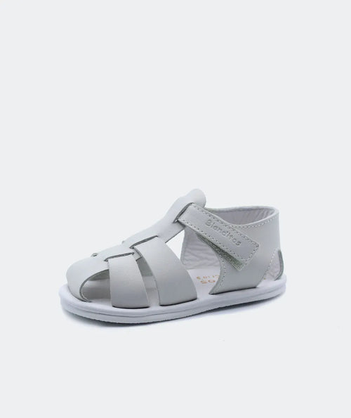 Sandália Blanditos by Crio’s em cinza (modelo Cielo Gris), com fecho em velcro, design aberto e sola fina para equilíbrio e conforto natural.