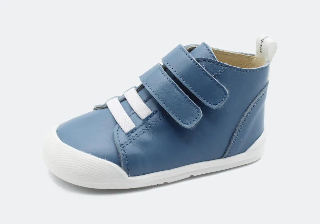 Sapatilha Blanditos Cosmos cor Azafata (azul claro), vista lateral. Calçado Respeitador Barefoot infantil com duplo velcro.
