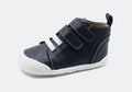 Sapatilha Blanditos Cosmos cor Navy (azul escuro), vista lateral. Calçado Barefoot Respeitador infantil com duplo velcro.
