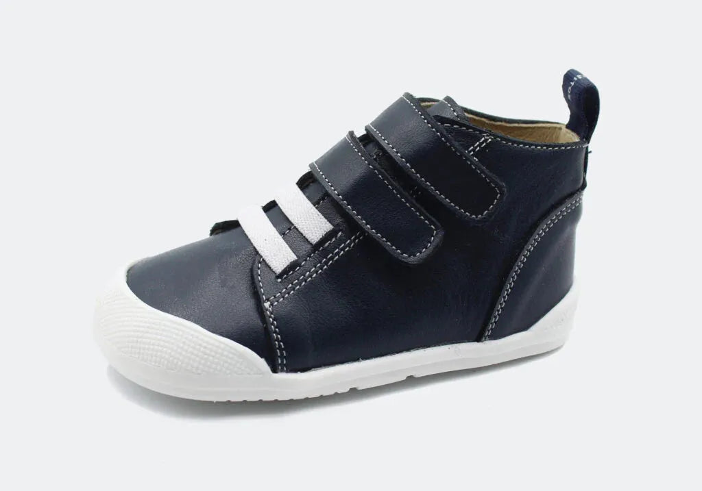 Sapatilha Blanditos Cosmos cor Navy (azul escuro), vista lateral. Calçado Barefoot Respeitador infantil com duplo velcro.