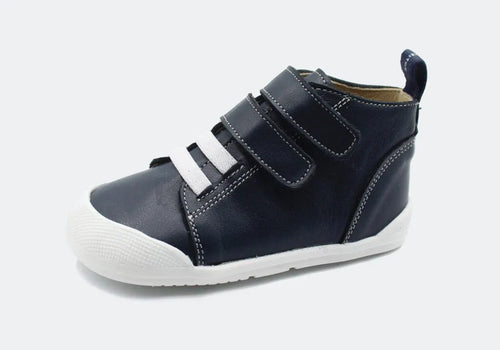 Sapatilha Blanditos Cosmos cor Navy (azul escuro), vista lateral. Calçado Barefoot Respeitador infantil com duplo velcro.