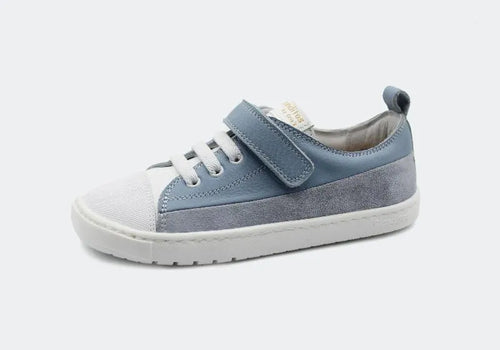 Sapatilha Barefoot para criança Blanditos Ancla por Crio's na cor Azul. Calçado respeitador em camurça azul clara com biqueira branca, sola flexível zero drop, atacadores elásticos e fecho de velcro. Vista lateral. Calçado Barefoot Blanditos.