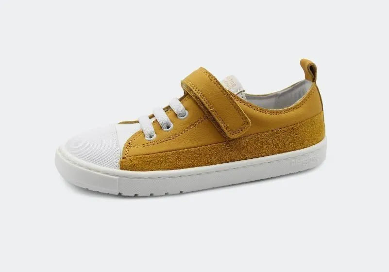 Sapatilha infantil Barefoot Blanditos Ancla por Crio's na cor Ocre (amarelo mostarda). Calçado respeitador em camurça ocre com biqueira branca, sola flexível zero drop, atacadores elásticos e fecho de velcro. Vista lateral. Calçado Barefoot Blanditos.
