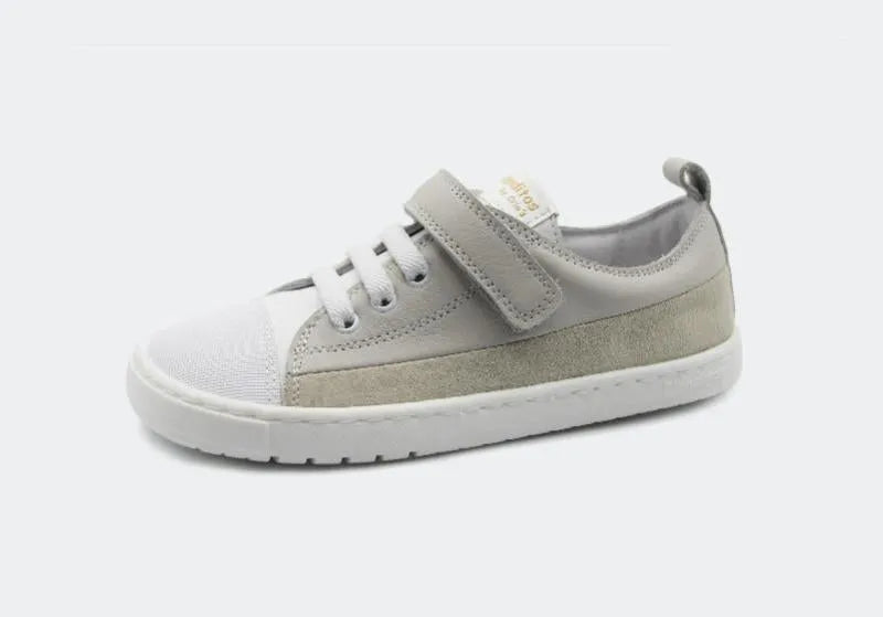 Sapatilha Barefoot infantil Blanditos Ancla por Crio's na cor Gris (cinza). Calçado respeitador em camurça cinza com biqueira branca, sola flexível zero drop, atacadores elásticos e fecho de velcro. Vista lateral. Calçado Barefoot Blanditos.