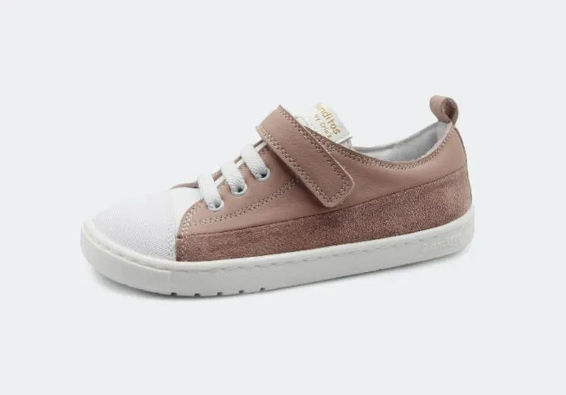 Sapatilha infantil Barefoot Blanditos Ancla por Crio's na cor Rosa. Calçado respeitador em camurça rosa velha com biqueira branca, sola flexível zero drop, atacadores elásticos e fecho de velcro. Vista lateral. Calçado Barefoot Blanditos.