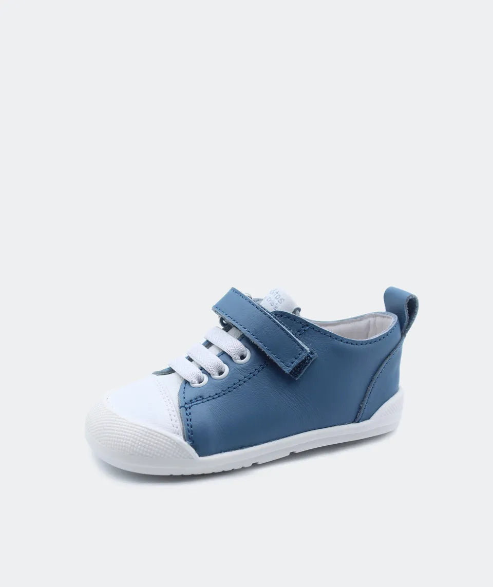 Sapatilha Blanditos by Crio's Ariel em microfibra azul escuro (azafata), vista de perfil. Calçado Respeitador Barefoot infantil com biqueira branca e velcro.