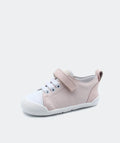 Sapatilha Blanditos by Crio's Ariel em microfibra rosa claro (baby), vista de perfil. Calçado infantil Barefoot Respeitador com atacadores elásticos e fecho de velcro.