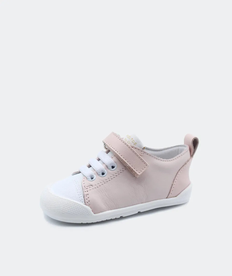 Sapatilha Blanditos by Crio's Ariel em microfibra rosa claro (baby), vista de perfil. Calçado infantil Barefoot Respeitador com atacadores elásticos e fecho de velcro.