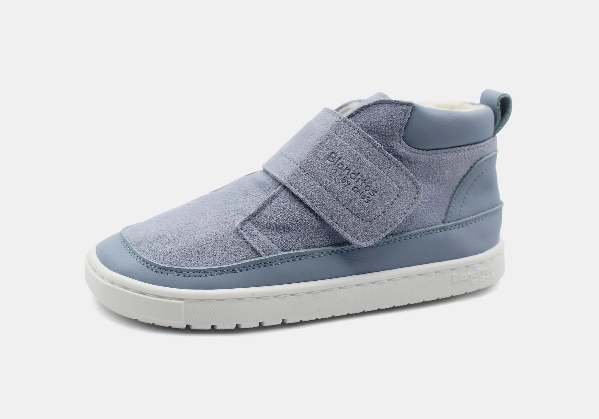 Bota Alaska Barefoot da Blanditos by Crio's, cor Azafata (azul claro) com sola branca contrastante. Calçado Respeitador infantil em couro flexível com fecho de velcro e design Calçado Barefoot.