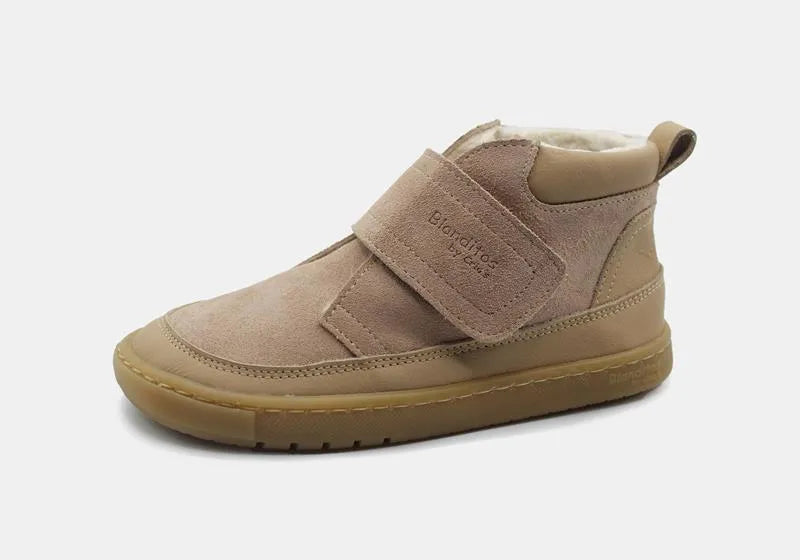 Vista lateral da Bota Alaska Barefoot da Blanditos by Crio's na cor Duero/Arena (bege/castanho claro) com sola de borracha natural. Calçado Respeitador em couro com fecho de velcro, modelo flexível e zero drop.
