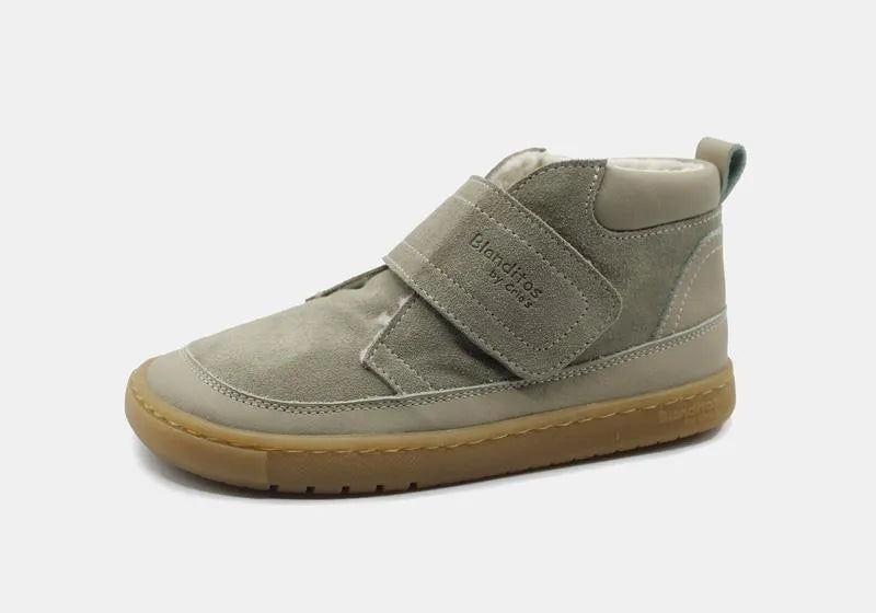 Bota Alaska Barefoot da Blanditos by Crio's na cor Verde/Arena (tom cáqui/verde seco) com sola de borracha natural. Calçado Respeitador em couro flexível, com biqueira larga e fecho de velcro. Modelo Calçado Barefoot.