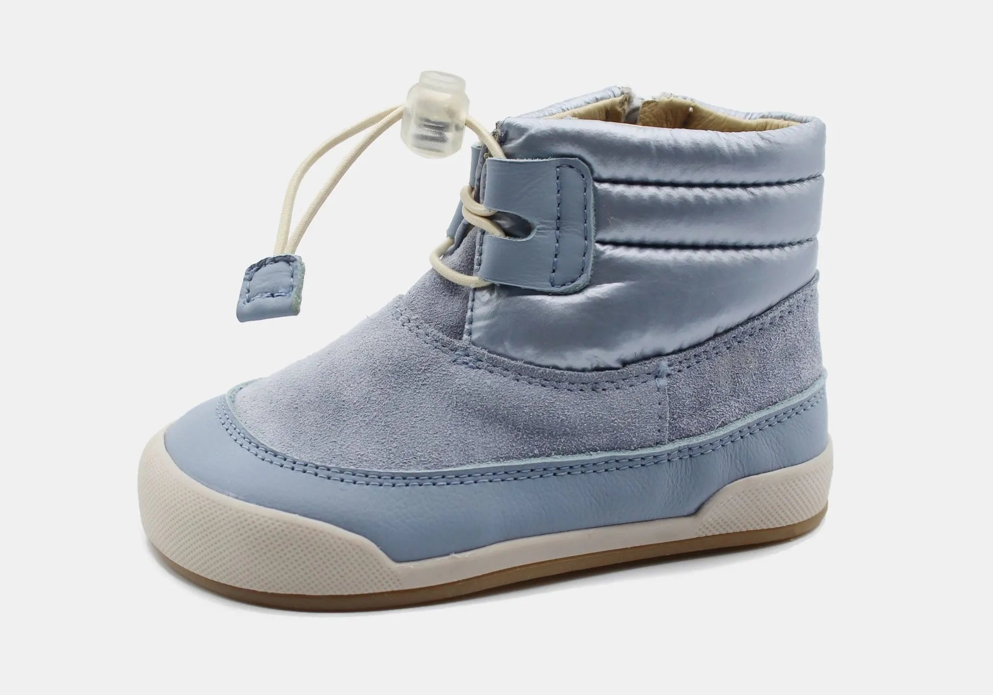 Vista lateral da Bota Berna Azafata da Blanditos by Crio's. Calçado Respeitador e Barefoot para criança em couro azul claro, com sola flexível e atacador elástico.