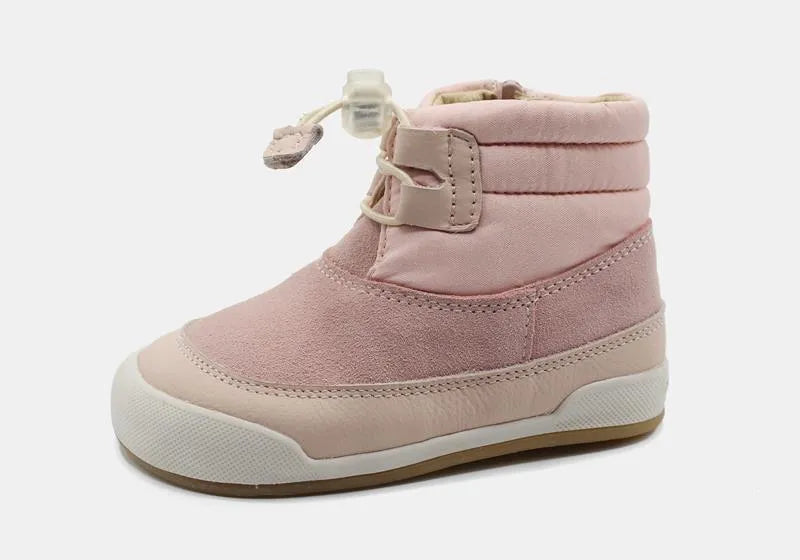 Vista lateral da Bota Berna Rosa da Blanditos by Crio's. Calçado Respeitador e Barefoot infantil em couro rosa claro, com sola flexível e atacador elástico.