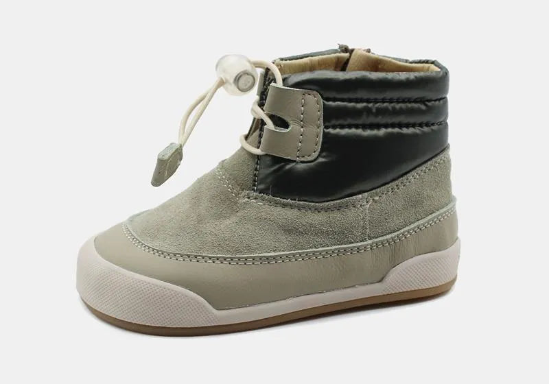 Vista lateral da Bota Berna Verde da Blanditos by Crio's. Calçado Respeitador e Barefoot para criança em couro cinza-esverdeado com detalhe escuro, sola flexível e atacador elástico.

