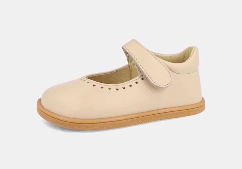 Sapatilha infantil estilo Mary Jane da Blanditos by Crio's na cor areia (Delhi Arena), com fecho de velcro e sola fina, ideal para cerimónias e uso barefoot.