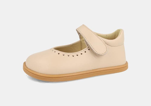 Sapatilha infantil estilo Mary Jane da Blanditos by Crio's na cor areia (Delhi Arena), com fecho de velcro e sola fina, ideal para cerimónias e uso barefoot.