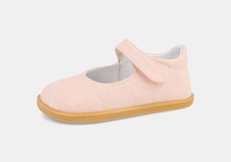 Sapatilha de cerimónia barefoot Blanditos by Crio's Delhi Nube em tom rosa claro, com fecho de velcro e sola fina de borracha natural.