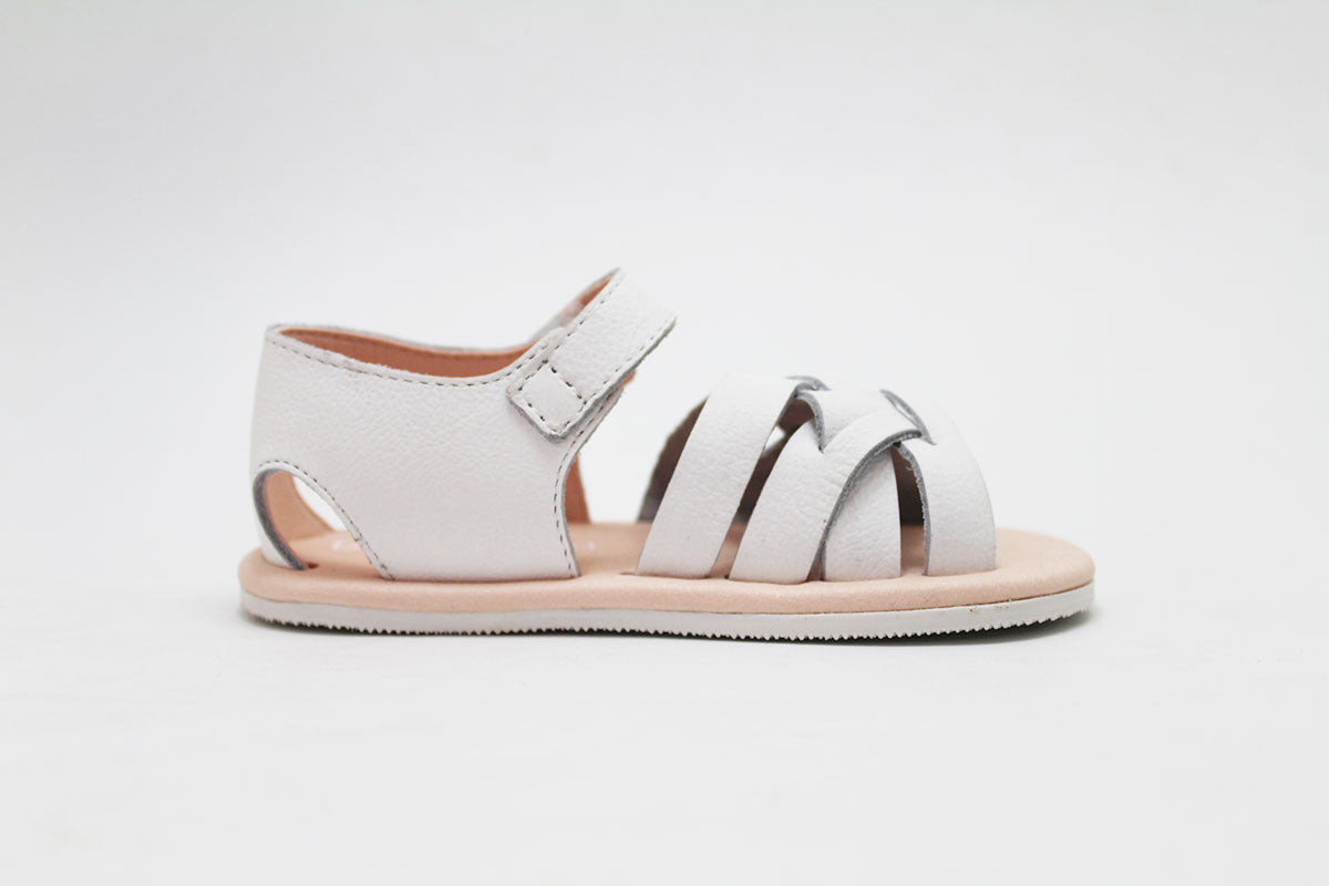 Sandália infantil Blanditos by Crio's, vista de perfil, evidenciando a sola fina, o formato quadrado e o fecho de velcro branco.