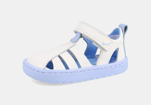 Sandália infantil barefoot Blanditos by Crio's modelo Cuba em pele branca com detalhes e sola em azul claro, com fecho de velcro.