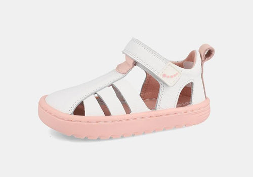 Sandália infantil barefoot Blanditos by Crio's modelo Cuba em pele branca com detalhes e sola em tom rosa suave, com fecho de velcro.