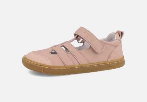 Sandália infantil fechada Blanditos by Crio's modelo Milos em couro rosa claro, com sola de borracha castanha e fecho de velcro.