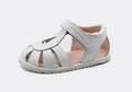 Sandália minimalista infantil Blanditos by Crio's, modelo India, em pele branca com fecho de velcro e sola fina, ideal para conforto.