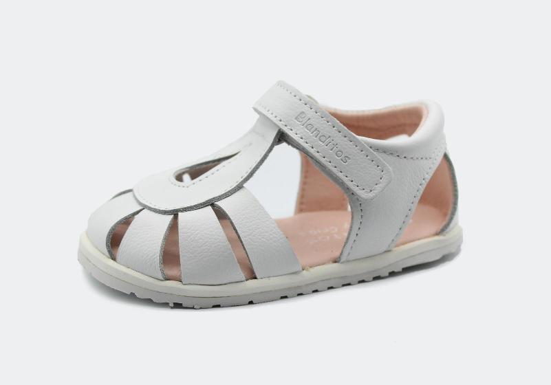 Sandália minimalista infantil Blanditos by Crio's, modelo India, em pele branca com fecho de velcro e sola fina, ideal para conforto.