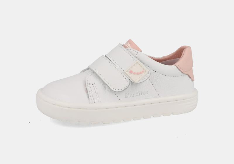 Sapatilha infantil Barefoot Blanditos Atenas, cor branca com detalhes em rosa pálido, fecho duplo velcro e sola flexível.