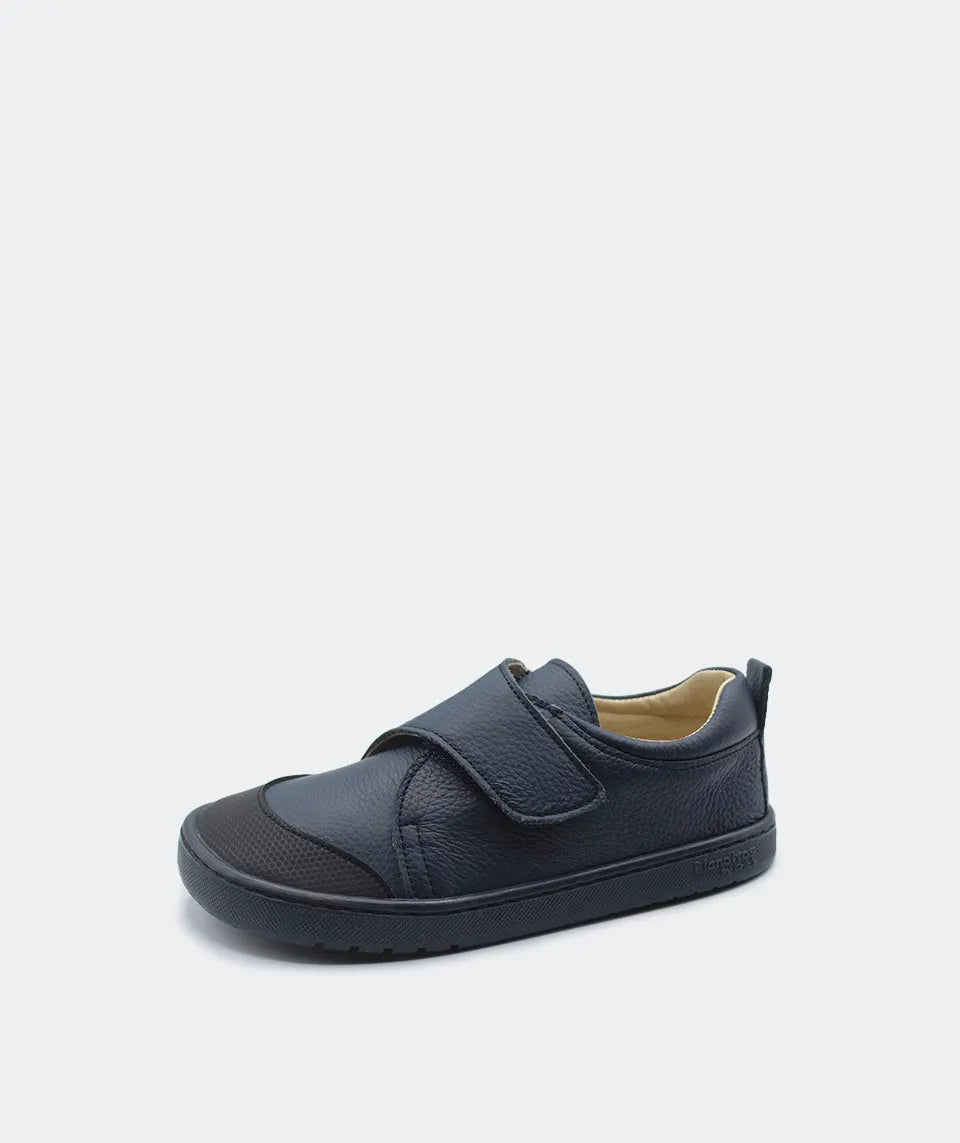 Collage de sapatilhas Blanditos by Crio's Colegial em azul marinho (navy), mostrando vista lateral, superior e detalhe da sola flexível. Calçado respeitador barefoot com biqueira larga e fecho de velcro duplo. Calçado Barefoot Infantil.