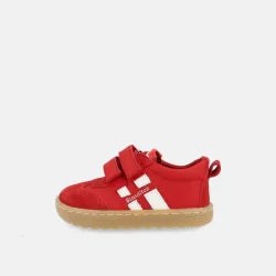 Sapatilha infantil barefoot Blanditos Lisboa vermelha, vista lateral, com fecho de velcro duplo e detalhe de riscas brancas.