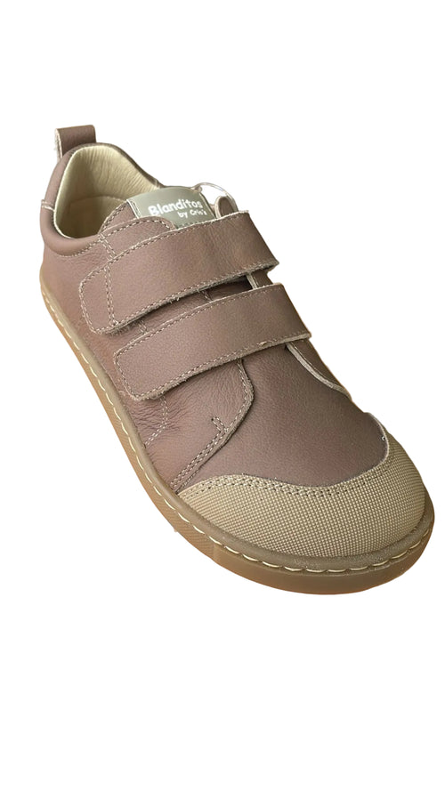 Sapatilha barefoot infantil Blanditos by Crio's Rio (Arena26) cor castanho-acinzentado, com duas tiras de velcro e biqueira reforçada em tecido.