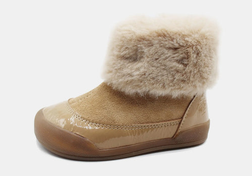 Bota barefoot Blanditos by Crio's Siberia cor Arena (bege), vista de perfil, com cano de pelo claro e biqueira reforçada brilhante. Calçado Respeitador infantil. Calçado Barefoot.