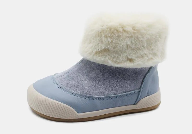 Bota barefoot Blanditos by Crio's Siberia cor Azafata (azul claro), vista de perfil com cano de pelo branco. Calçado Respeitador infantil. Calçado Barefoot.