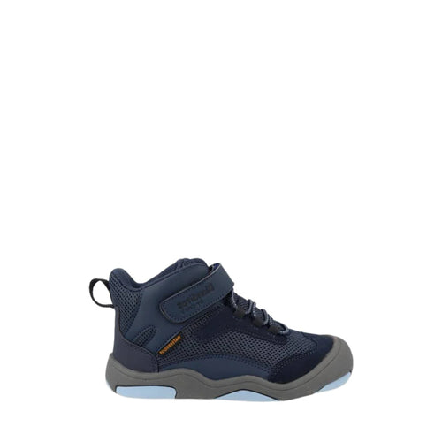 Bota vegana Blanditos Hera Marinho azul marinho, vista lateral, destacando a sola flexível e o fecho de velcro.