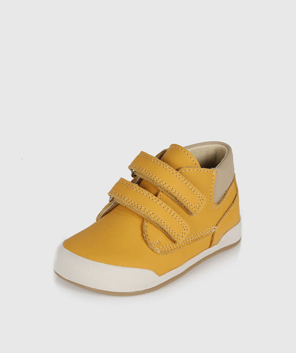 Sapatilha Blanditos Dublin cor Ocre (amarelo-mostarda) - Vista lateral de Calçado Respeitador Barefoot com biqueira larga para primeiros passos.