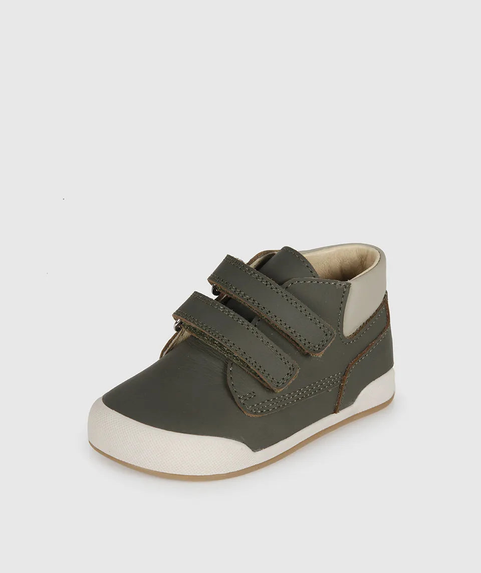  Sapatilha Blanditos Dublin cor Verde (tropa/musgo) - Vista lateral de Calçado Respeitador Barefoot infantil, leve e com fecho de velcro.