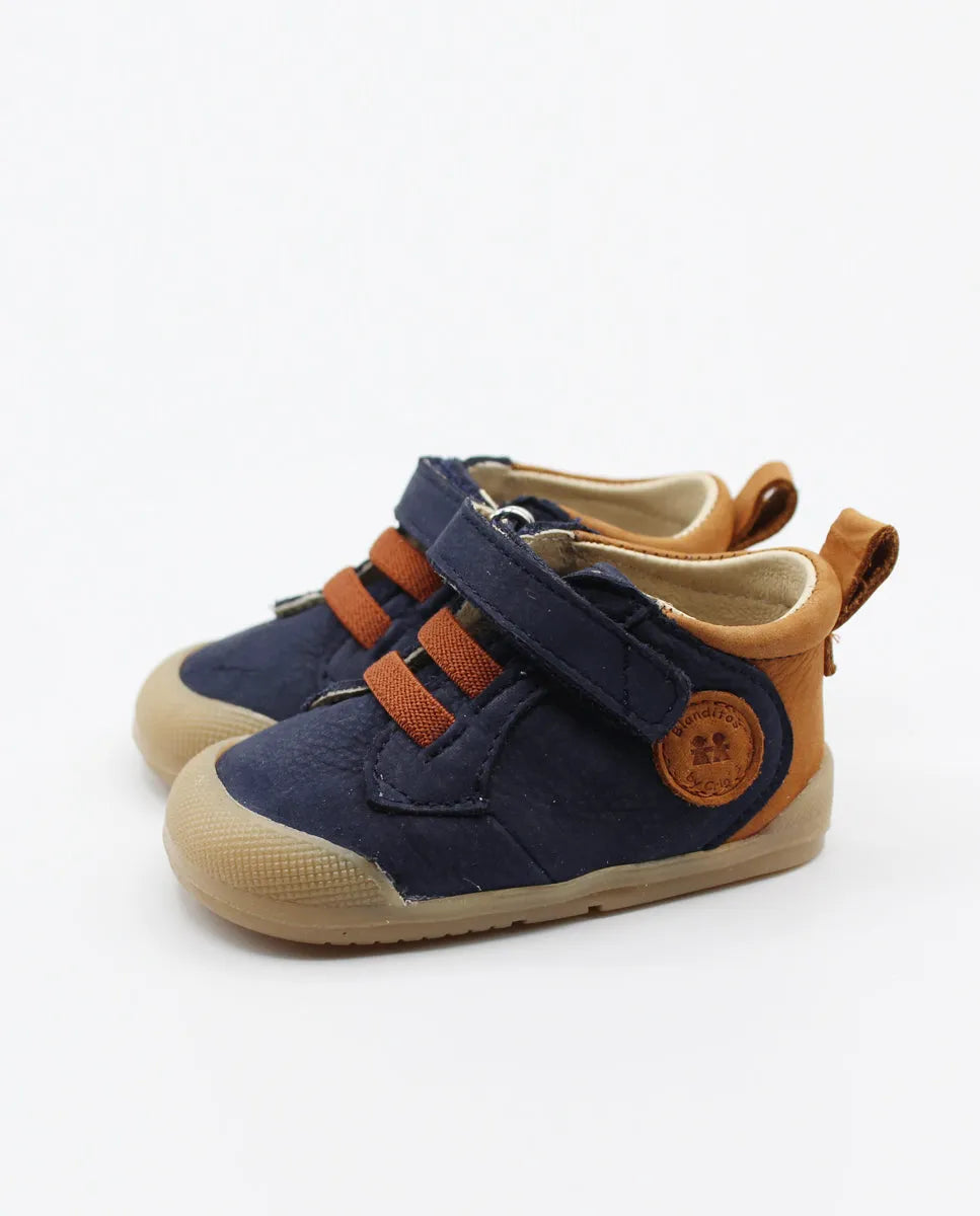 Par de sapatilhas Blanditos Enzo Navy (azul marinho), Calçado Barefoot infantil com sola fina, biqueira larga e duplo velcro. Calçado Respeitador.