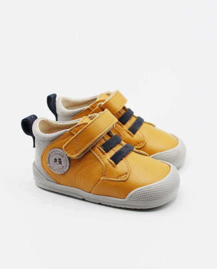 Par de sapatilhas Blanditos Enzo Yema (amarelo), Calçado Barefoot infantil com biqueira anatómica, sola plana e fecho de velcro. Calçado Respeitador.
