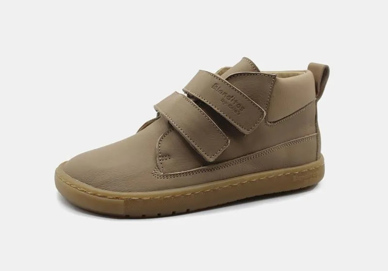 Sapatilha Blanditos Etna cor Arena (bege), vista de perfil com fundo branco. Calçado Barefoot Respeitador infantil em pele com sola flexível e velcro.