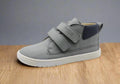 Sapatilha Blanditos Etna cor Gris (cinza) sobre superfície de madeira, vista de perfil. Calçado Barefoot infantil com sola branca, flexível e fecho duplo de velcro.