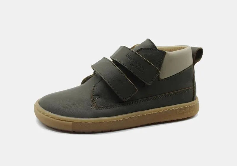 Sapatilha Blanditos Etna cor Verde tropa, vista de perfil com fundo branco. Calçado Respeitador e Barefoot para criança, sola castanha flexível e velcro duplo.